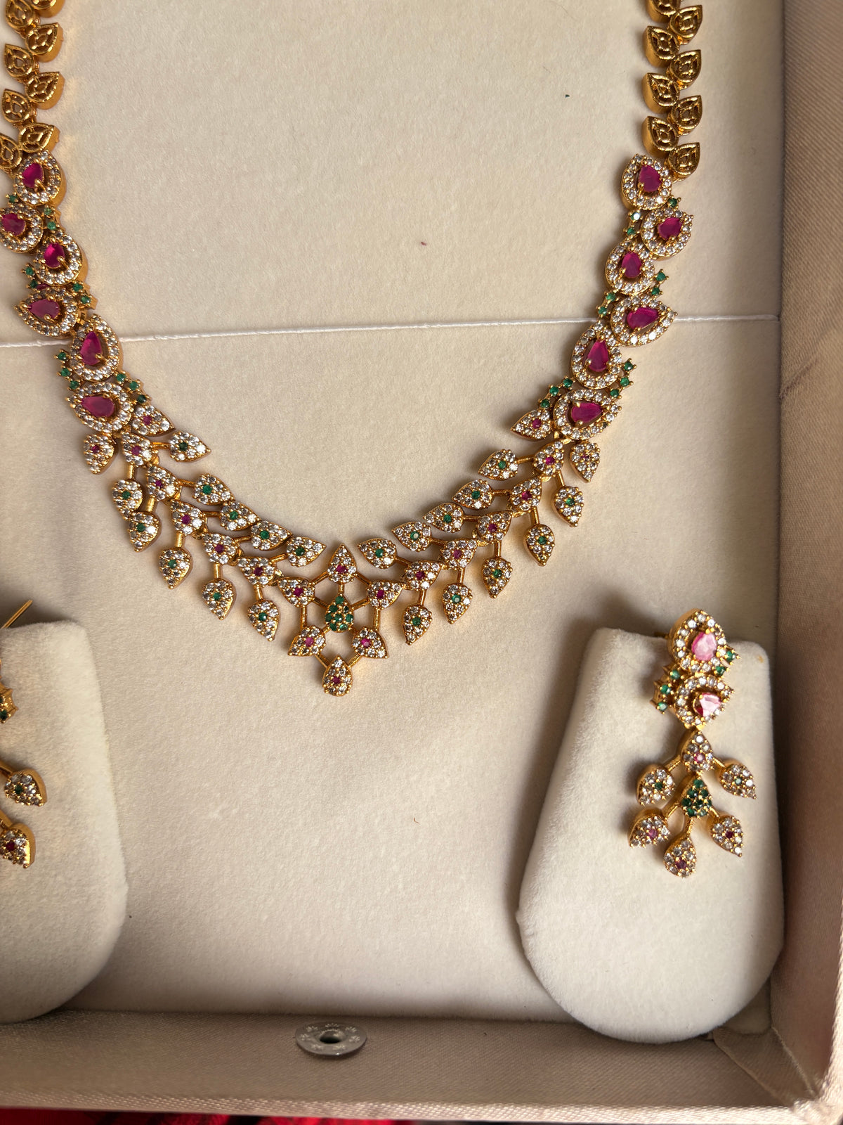 AD necklace set